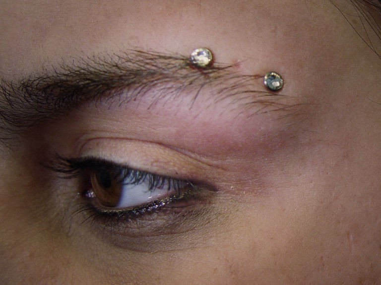 001 microdermals ceja
